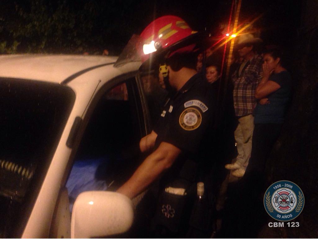 Bomberos Municipales confirman la muerte de un hombre adentro de un vehículo en la zona 16. (Foto Prensa Libre: Cortesía CBM)