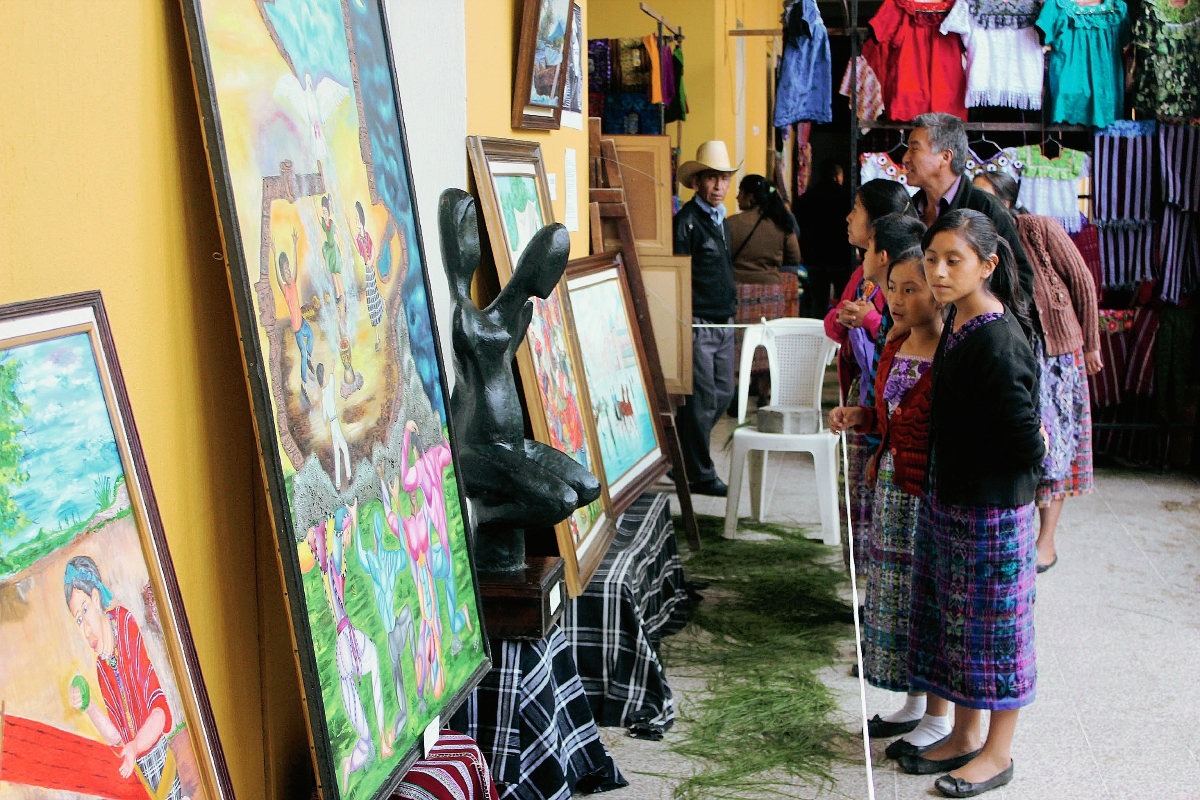 Vecinos visitan la exposición de arte, efectuada en Patzún, Chimaltenango. (Foto Prensa Libre: José Rosales)