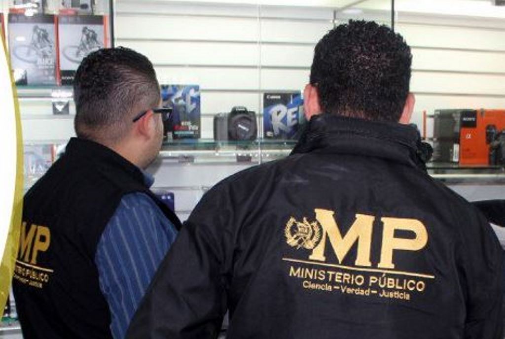 Fiscales del Ministerio Público durante una de las diligencias en este proceso. (Foto Prensa Libre: MP)