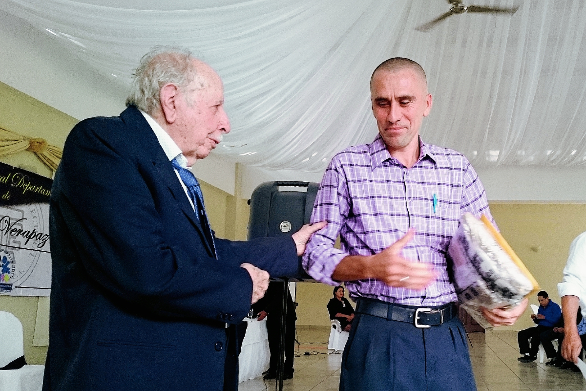 Rubén Arriola  Batres, presidente de la JED,  entrega equipo a un integrante de una electoral municipal, en Baja Verapaz. (Foto Prensa Libre: Carlos Grave)