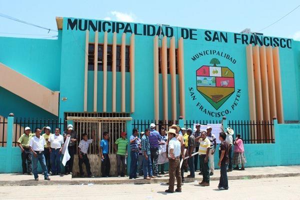 Líderes comunitarios de San Francisco, Petén, protestan frente a la comuna por la cancelación de contratos de obras  de desarrollo. (Foto Prensa Libre: Rigoberto Escobar)