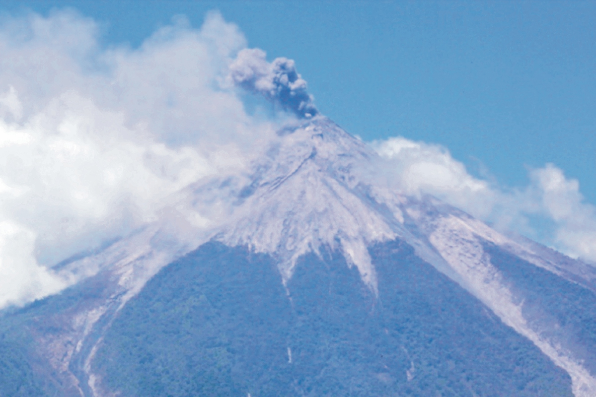 El Volcán de Fuego, de tres mil 763 metros de altitud, está ubicado entre Chimaltenango, Escuintla y Sacatepéquez.