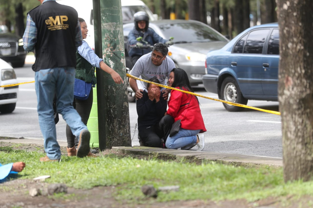 Familiares de una de las víctimas lloran en el lugar del ataque armado. (Foto Prensa Libre: Érick Ávila)