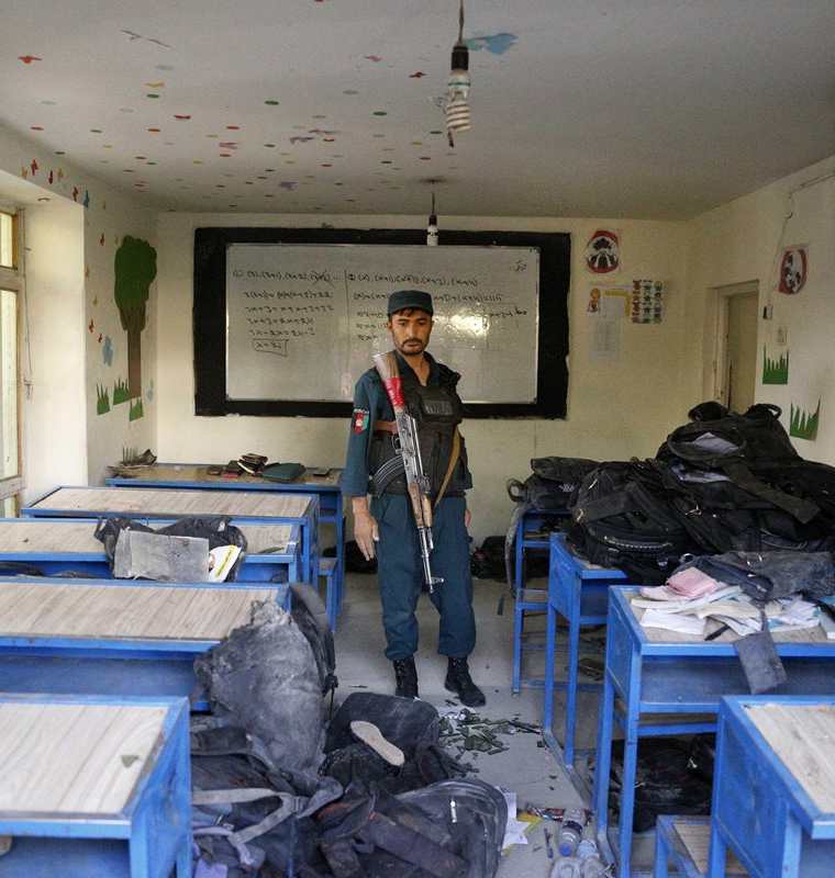 Autoridades inspeccionan centro educativo  (Foto Prensa Libre: EFE)