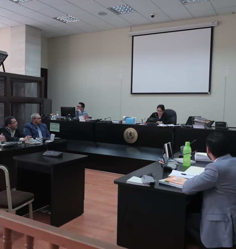 La jueza de Mayor Riesgo "A", Claudette Dominguez, escucha a la declaración de los sindicados. (Foto Prensa Libre: Juan Diego González)