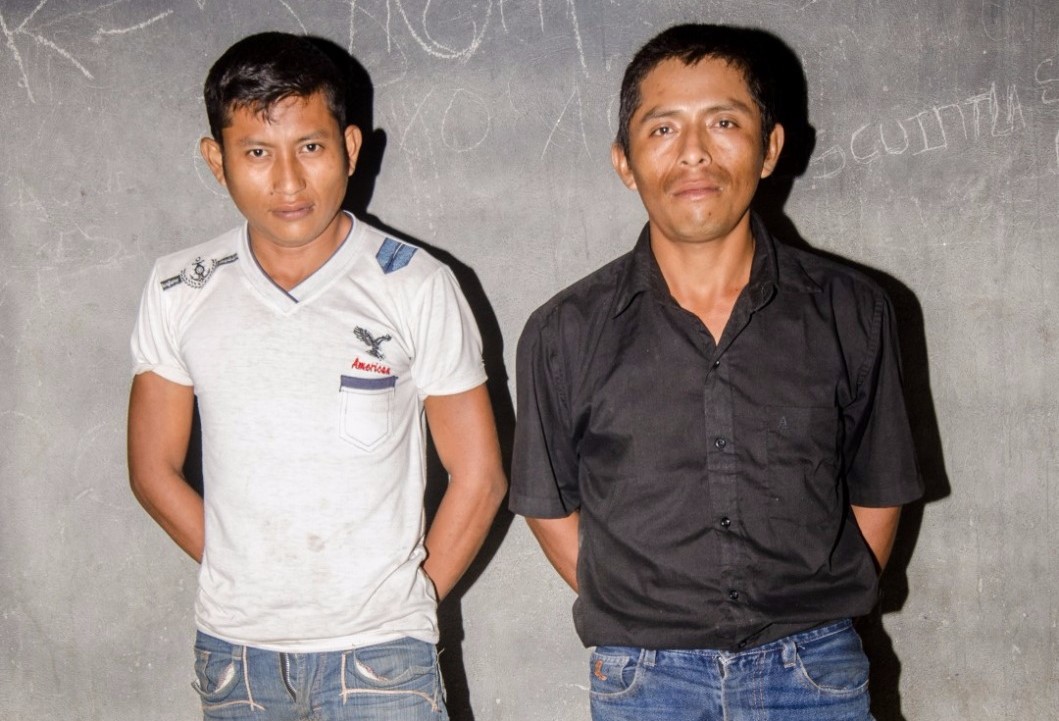 Los dos presuntos delincuentes capturados en Petén. (Foto Prensa Libre: Rigoberto Escobar).