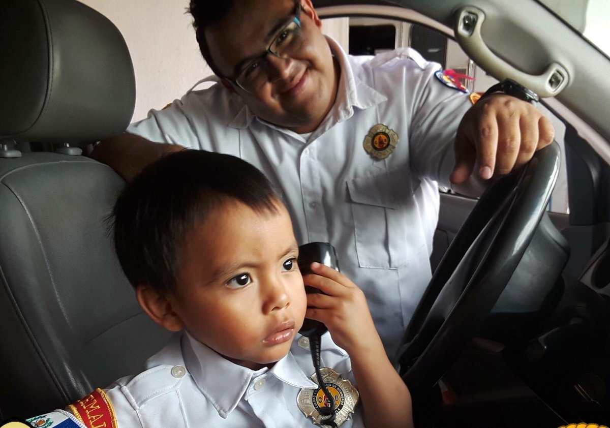 Ángel Gabriel Ajcual García aprende acerca del trabajo de los Bomberos Voluntarios. (Foto Prensa Libre: @William Flashito).