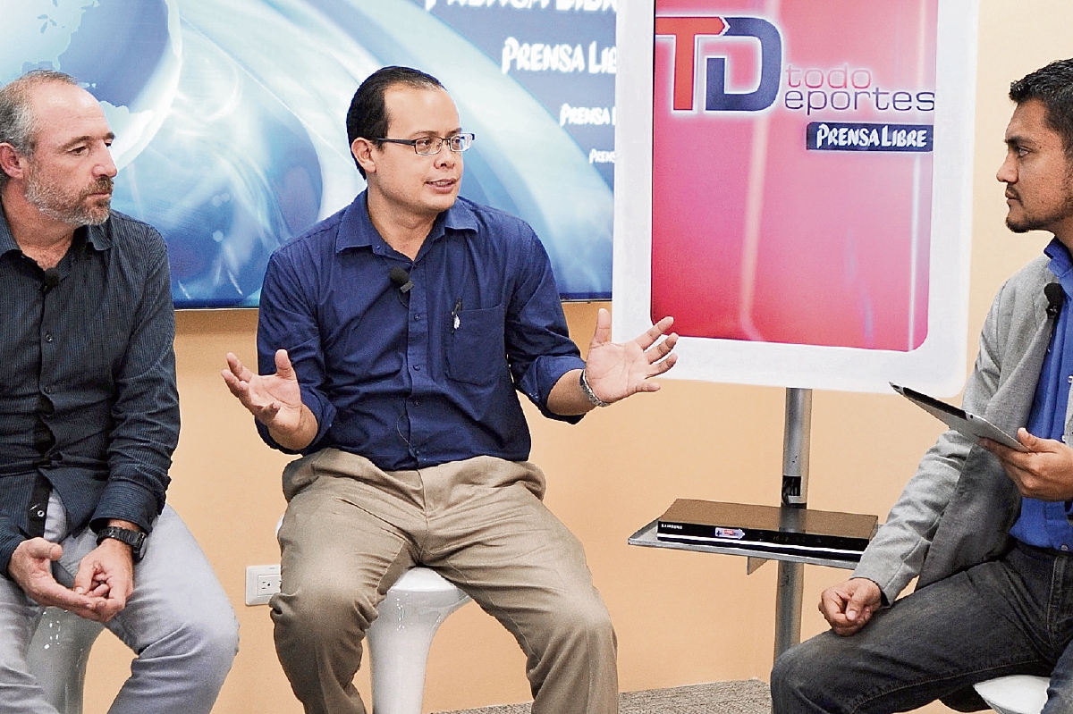 GUSTAVO MACHAÍN —izquierda—, técnico del colegio CSD Municipal, y Manuel Meléndez —centro—, director técnico del comité organizador del Mundial Escolar, responden a las preguntas del periodista de Tododeportes Jorge Ovalle.