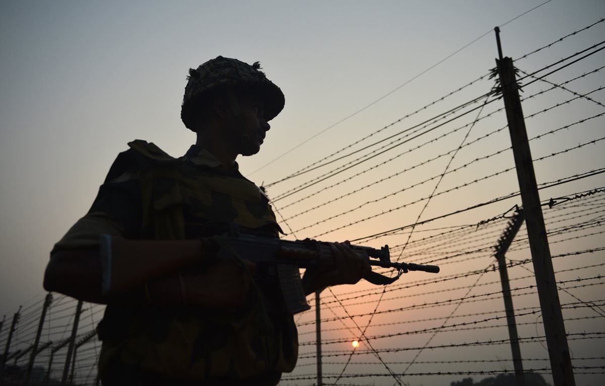 Un soldado hindú vigila la zona fronteriza entre India y Pakistán, en creciente tensión. (Foto Prensa Libre: AFP).