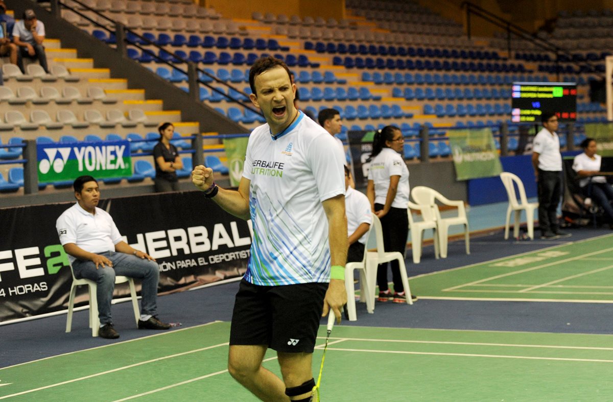 Kevin Cordón festeja después de haber vencido al cubano Osleni Guerrero, en la semifinal del Herbalife International Series Guatemala 2017. (Foto Prensa Libre: Edwin Fajardo)