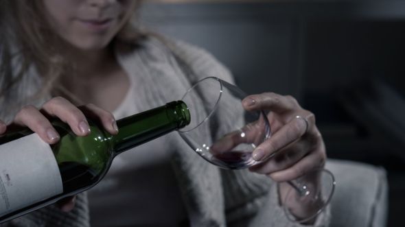 ¿Te has preguntado alguna vez si estás usando el alcohol como una estrategia para enfrentar los problemas en tu vida? (Foto Prensa Libre:GETTY IMAGES)