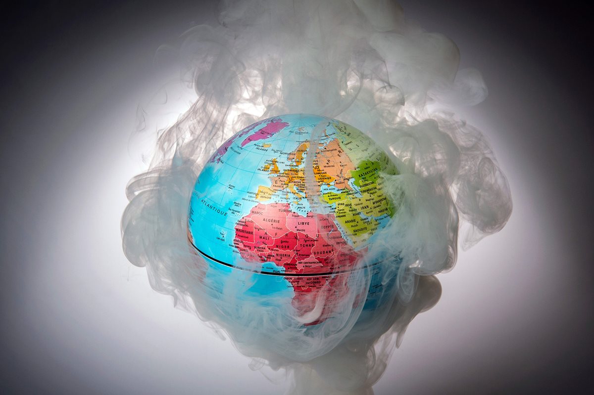 La figura hace alusión a los niveles récord de temperatura que registra la Tierra. (Foto Prensa Libre: AFP).