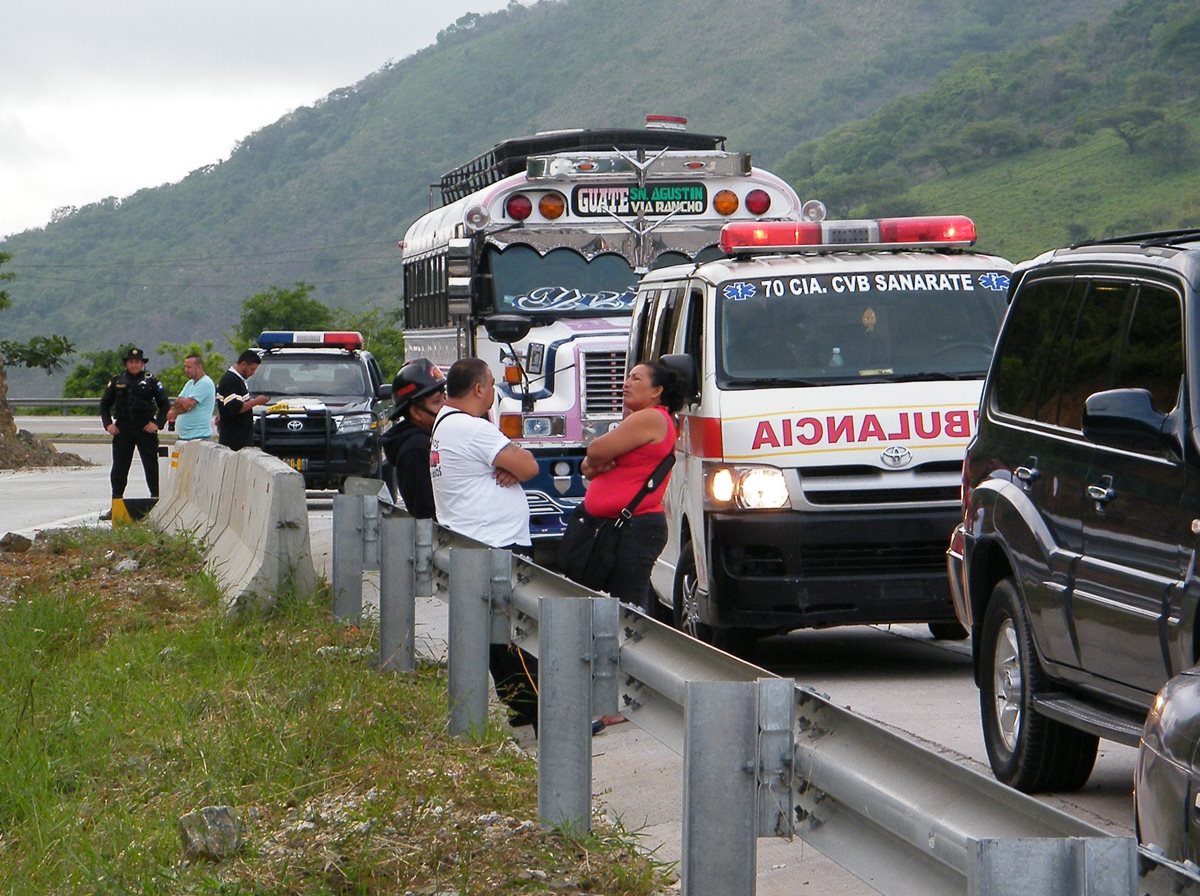 Ayudante de bus de transportes Tineca fue ultimado a balazos en el kilómetro 47 de la ruta al Atlántico. Fue identificado como David Estrada. (Foto Prensa Libre: Héctor Contreras)