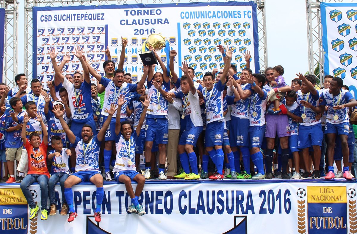 Suchitepéquez levanta la copa al coronarse campeón del Torneo Clausura 2016 (Foto Prensa Libre: Eduardo González)