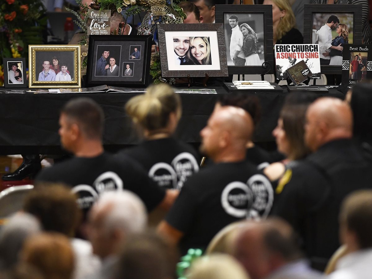 Familiares de víctimas de matanza asisten a un memorial en fotografía. (Foto Prensa Libre: AP)