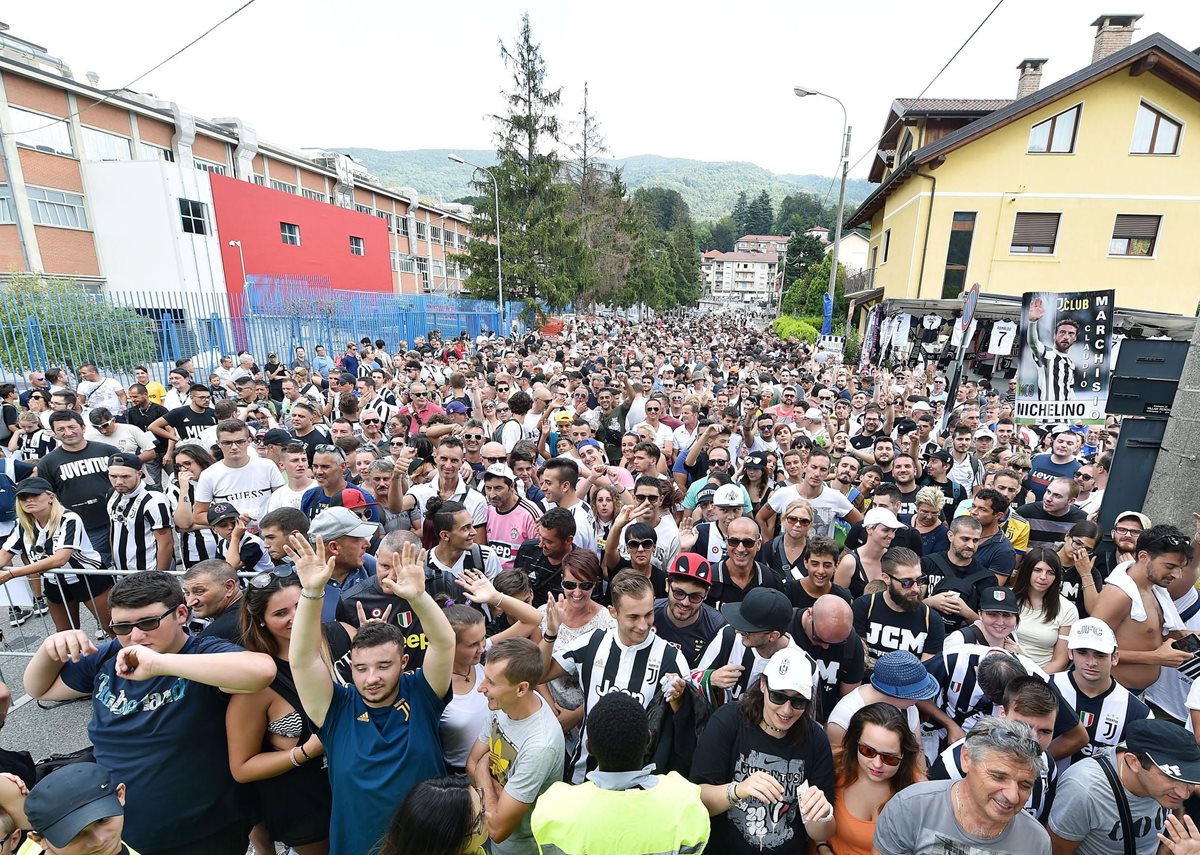 Cinco mil aficionados asistieron al debut de Cristiano Ronaldo con la Juventus. (Foto Prensa Libre: EFE)