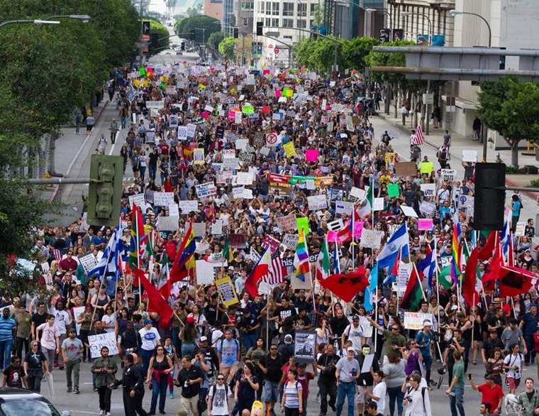 Inmigrantes, durante una marcha pacífica en contra de la intención del presidente Donald Trump, de expular a 11 millones de indocumentados. (Foto Prensa Libre: EFE)