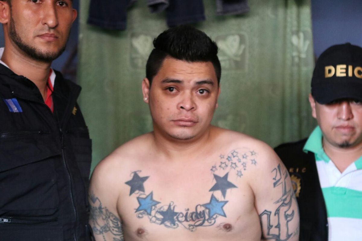 Marco Estuardo López Díaz, uno de los capturados, presunto cabecilla de la pandilla Latin Family del Barrio 18. (Foto Prensa Libre: PNC)