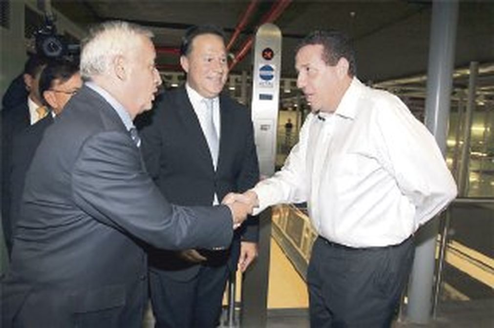 La prensa  panameña captó en agosto del 2014 al expresidente Otto Pérez Molina con André Rabello,  en la inauguración de una estación del Metro. (Foto Prensa Libre: La Prensa, Panamá)