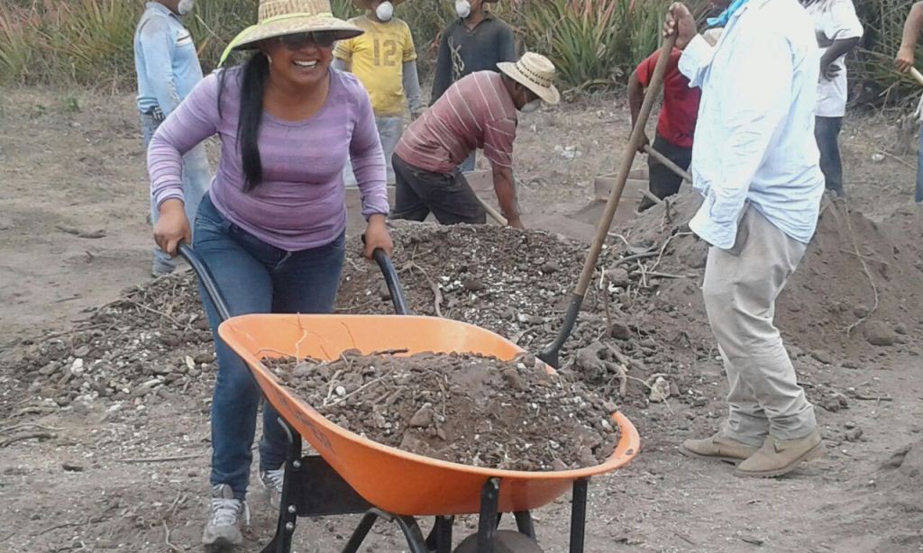 Mujer que antes era secretaria de la Policía Municipal de Tránsito, ahora labora en el campo, por orden del alcalde Adrián Samayoa. (Foto Prensa Libre: Oswaldo Cardona).