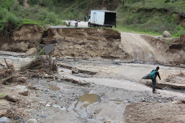 El puente estaba ubicado en el km 92, sobre el río Madre Vieja, entre San Andrés Semetabaj y Patzún. (Ángel Julauj)