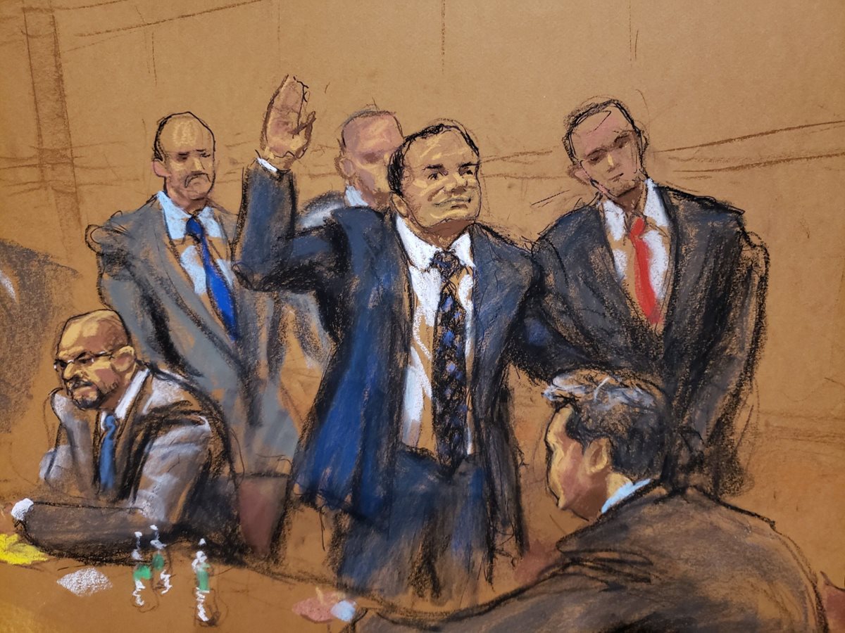 El Chapo (Centro/dibujo artístico) saluda a su esposa, Emma Coronel, en una de las audiencias del juicio en su contra en Estados Unidos. (Foto Prensa Libre: EFE)