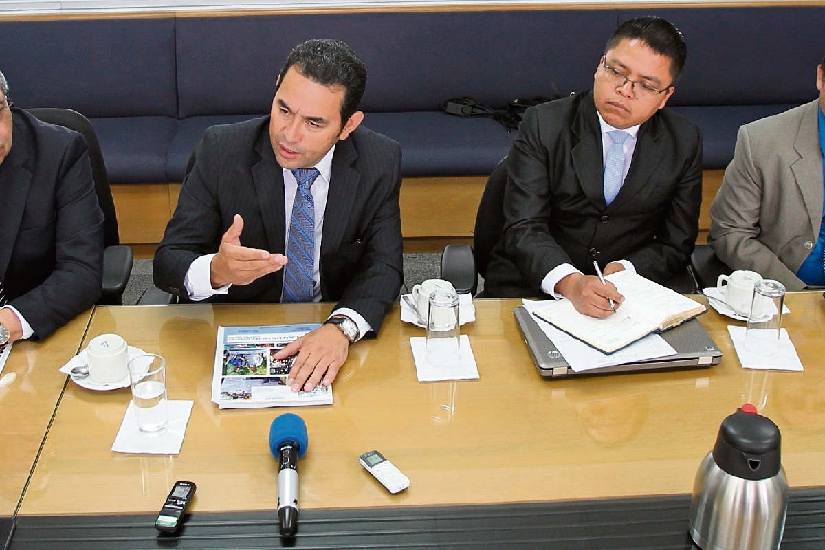 Jimmy Morales explica su plan de goiberno durante una reunión informativa en Prensa Libre. (Foto Prensa Libre: Esbin García)