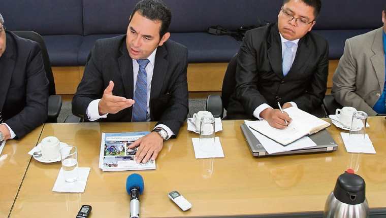 Jimmy Morales explica su plan de goiberno durante una reunión informativa en Prensa Libre. (Foto Prensa Libre: Esbin García)