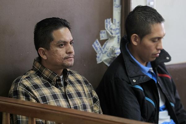 Los acusados escuchan la sentencia condenatoria. (Foto Prensa Libre: Edwin Bercián)