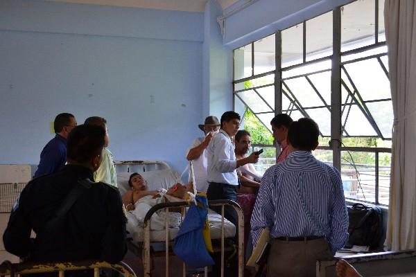 Los sindicados    —sin camisa—, cuando rendían  su primera  declaración,    en el hospital de Zacapa.