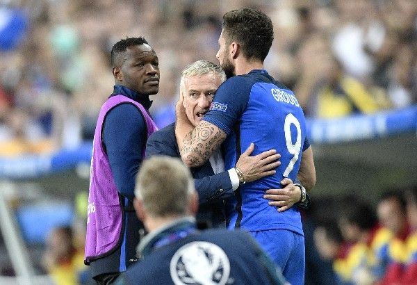 Olivier Giroud celebra con Didier Deschamps, técnico de Francia, al finalizar el partido. (Foto Prensa Libre: AP).