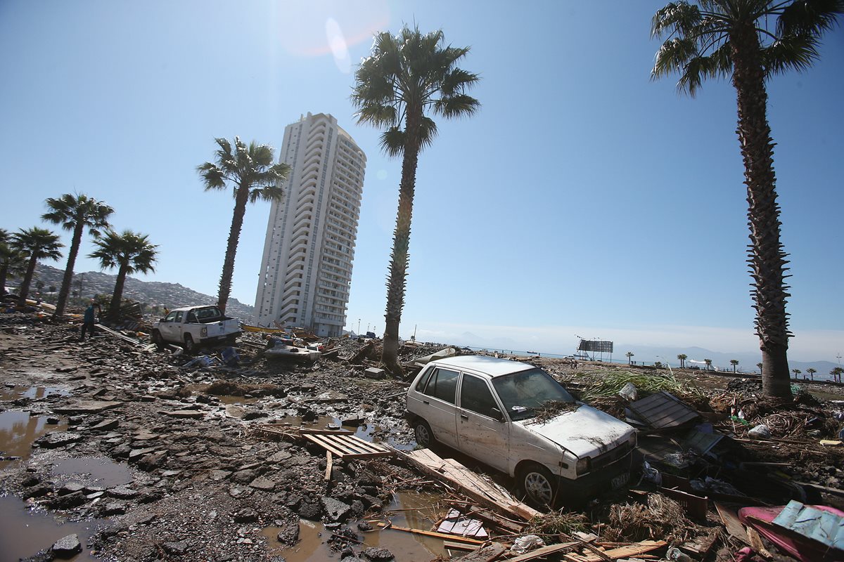 Las olas también provocaron daños en la zona costera de Chile. (Foto prensa Libre: EFE)