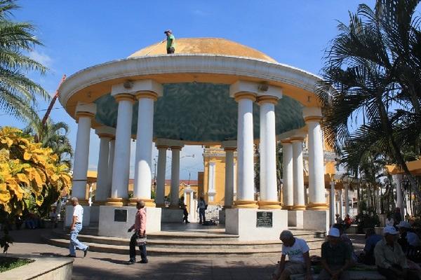 Quiosco de parque La Unión, de la ciudad de Escuintla, es remozado por la Municipalidad.
