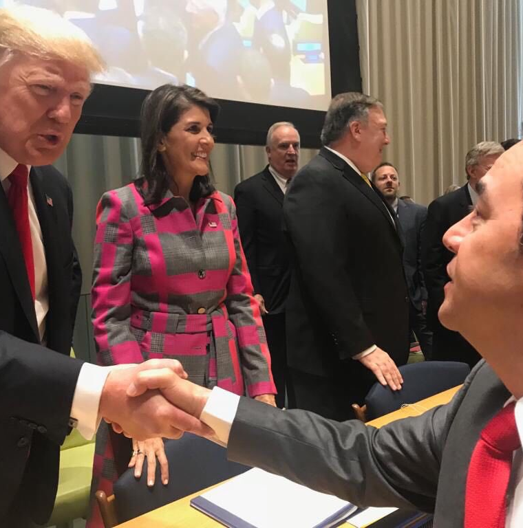 El presidente de EE. UU., Donald Trump, saluda al mandatario guatemalteco Jimmy Morales, durante la reunión de alto nivel de jefes de Estado donde se habló de la lucha contra las drogas. (Foto: Minex)