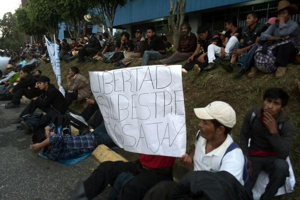 Los manifestantes protestan contra un proyecto de fabricación de cemento y reclaman su derecho a la vida (Foto Prensa Libre: O. Rivas)