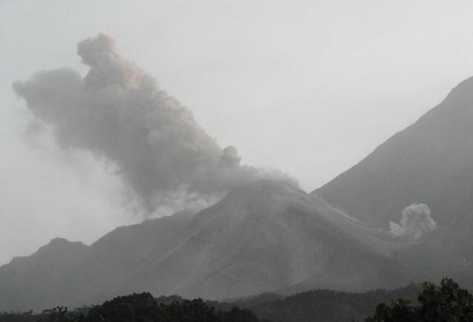 Las columnas de ceniza alcanzan los 800  metros sobre el cráter. (Foto Prensa Libre: Insivumeh)