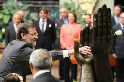 El presidente de España Mariano Rajoy realiza el cambio de la Rosa de la Paz, en el Palacio Nacional de la Cultura. (Foto Prensa Libre: Esbin Garcia)