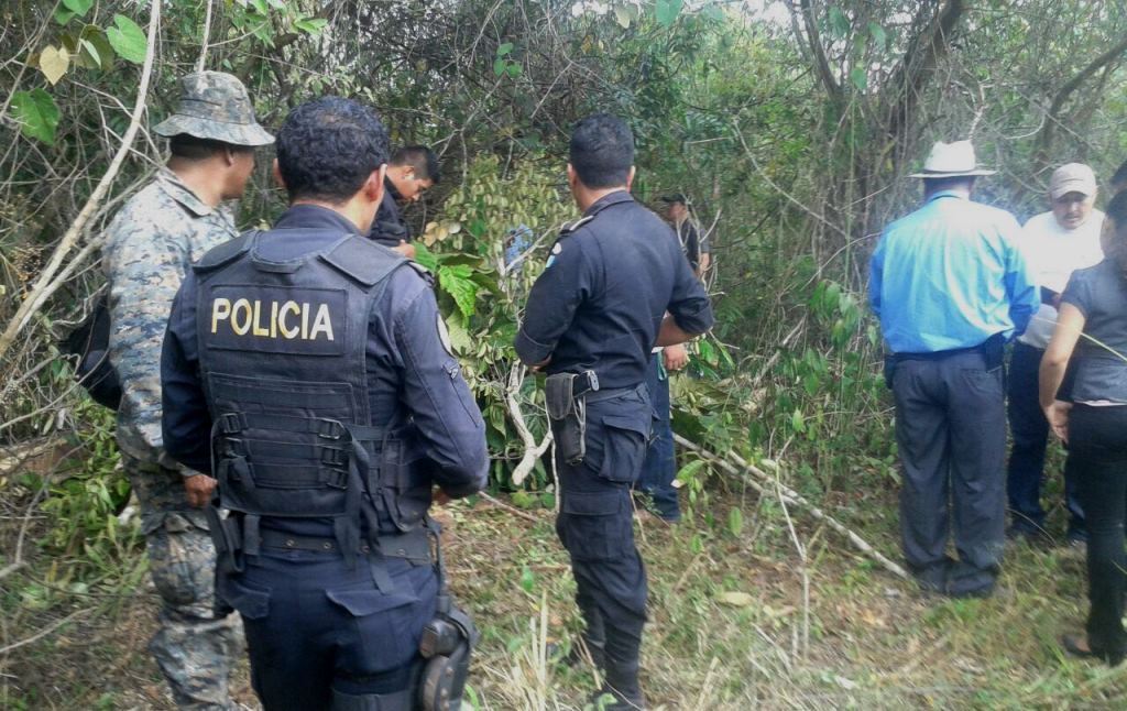 Investigadores inspeccionan el patio de la vivienda donde se localizó la madera preciosa, en San Benito,Petén.(Foto Prensa Libre: Rigoberto Escobar)