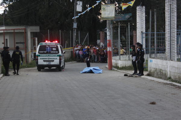 El ataque armado ocurrió en la entrada a la colonia Santa Ana, Chimaltenango. (Foto Prensa Libre: Víctor Chamalé)<br _mce_bogus="1"/>