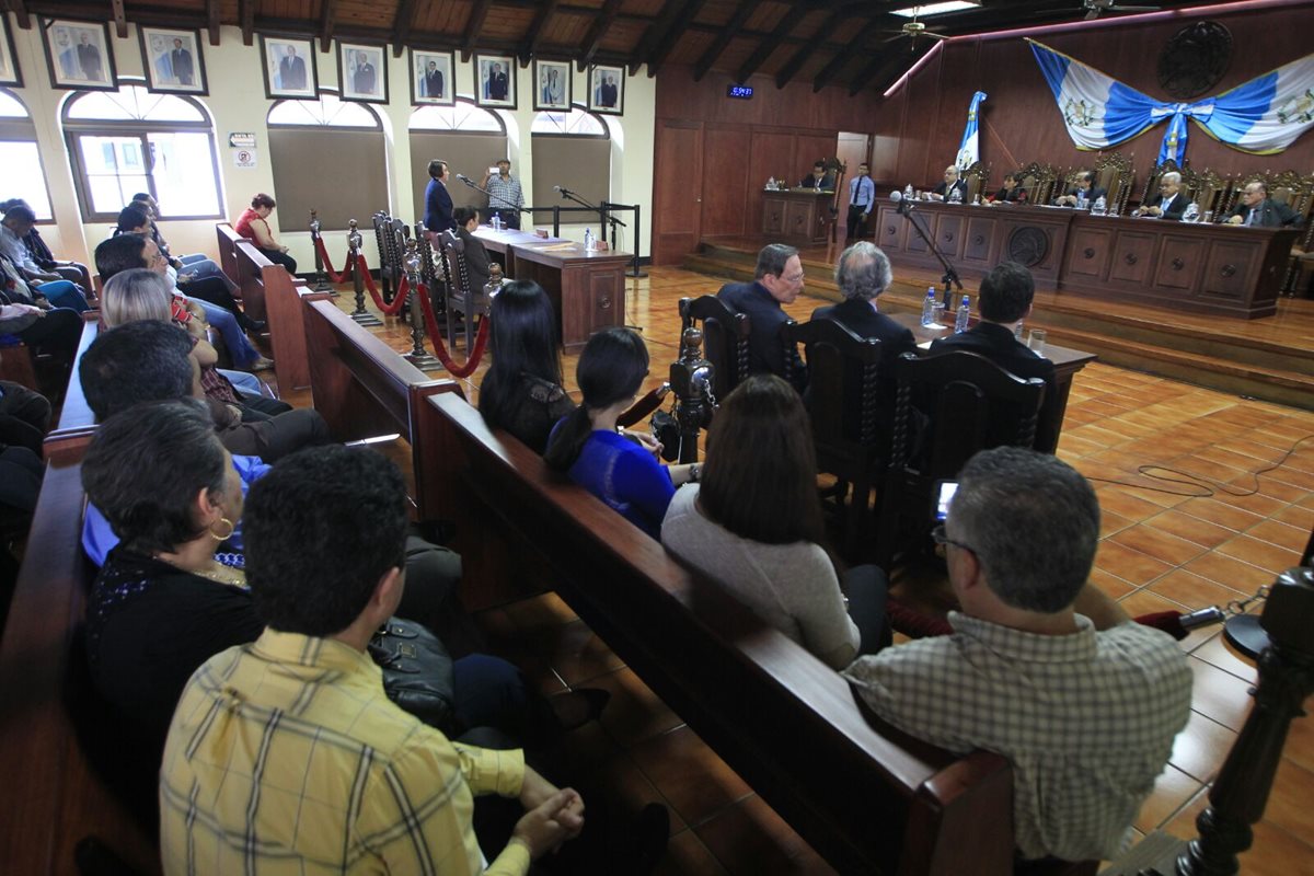 Magistrados de la CC escuchan los argumentos de la Cámara de la Educación y el Mineduc. (Foto Prensa Libre: Edwin Bercián)