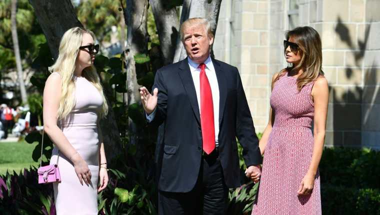 El Presidente de Estados Unidos, Donald Trump junto a la primera dama Melania Trump (D) e hija Tiffany Trump (I) participó en un servicio religioso por pero posteriormente criticó a México, a los migrantes y el TLC. (Foto, Prensa Libre: AFP)