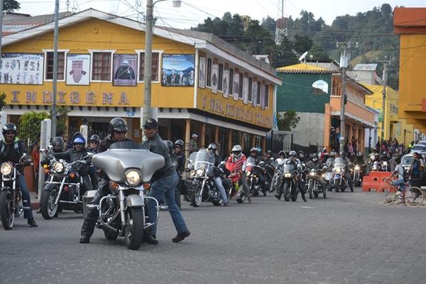 Más de un centenar de motociclistas arribaron ayer a Sololá para  participar este fin de semana en el tercer Rally Atitlán Bike-Week.  (Foto Prensa Libre: Édgar René Sánez)