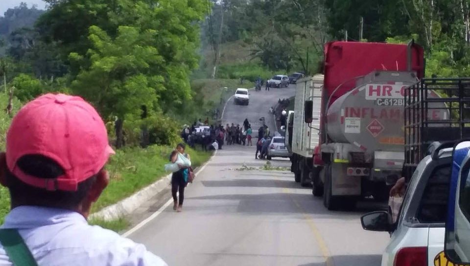 Los bloqueos en las rutas a Chisec, Alta Verapaz, se deben a la suspensión del servicio de energía eléctrica en 38 comunidades del sector. (Foto Prensa Libre: Eduardo Sam)