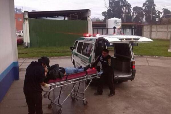 Socorristas ingresan al Hospital Nacional de Chimaltenango a Edilma Cardona López, quien resultó herida en un ataque armado. (Foto Prensa Libre: Víctor Chamalé)