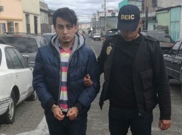 Presunto violador de niña de 7 años es capturado, en la 15 calle y 15 avenida de la zona 1. (Foto Prensa Libre: PNC)