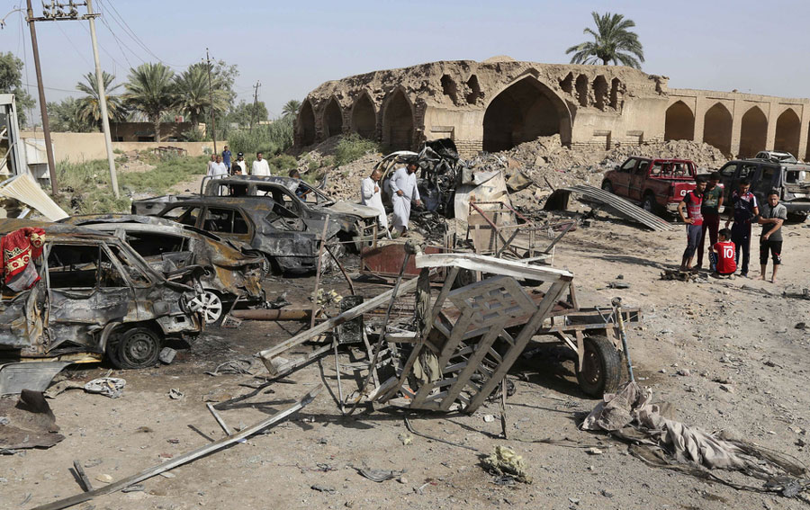 <em>Vehículos dañados por los atentados en la provincia iraquí de Diyala.</em> (Foto Prensa Libre: AP)
