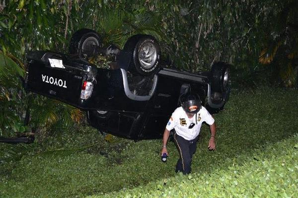 Bomberos en el lugar del accidente busca de personas que necesiten auxilio. (Foto Prensa Libre: Carlos Parede)<br _mce_bogus="1"/>