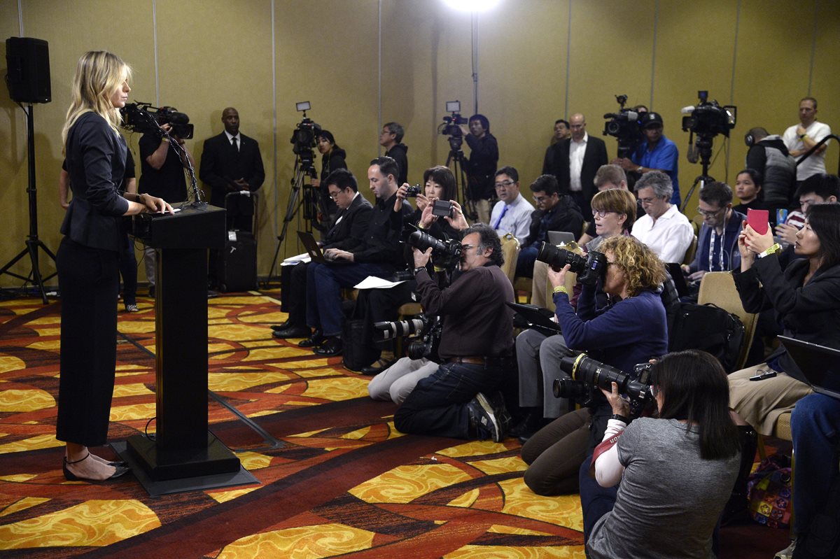 La tenista rusa Maria Sharapova habla en una rueda de prensa en la que anunció que ha dado positivo en un control antidopaje. (Foto Prensa Libre: AFP)