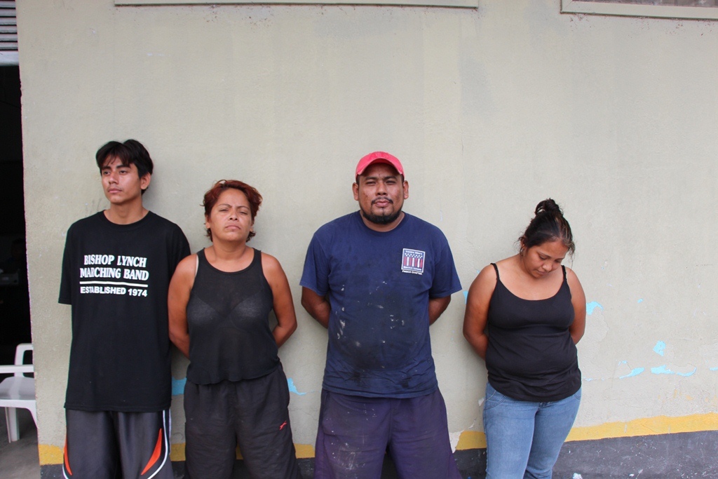 Los cuatro detenidos en cateos en San Benito, Petén. (Foto Prensa Libre: Rigoberto Escobar).