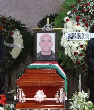 La fotografía de Tomás Hernández, jefe de la Policía de Guerrero, aparece sobre su ataúd, luego de que fue asesinado, el domingo último. (Foto Prensa Libre: AP).